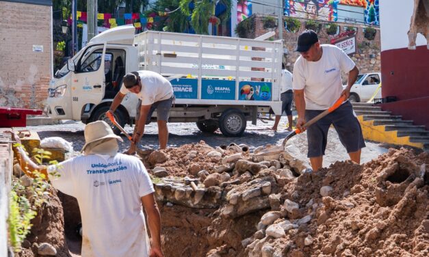 SEAPAL REPARA TUBERÍA EN LA CALLE JOSEFA ORTIZ DE DOMÍNGUEZ