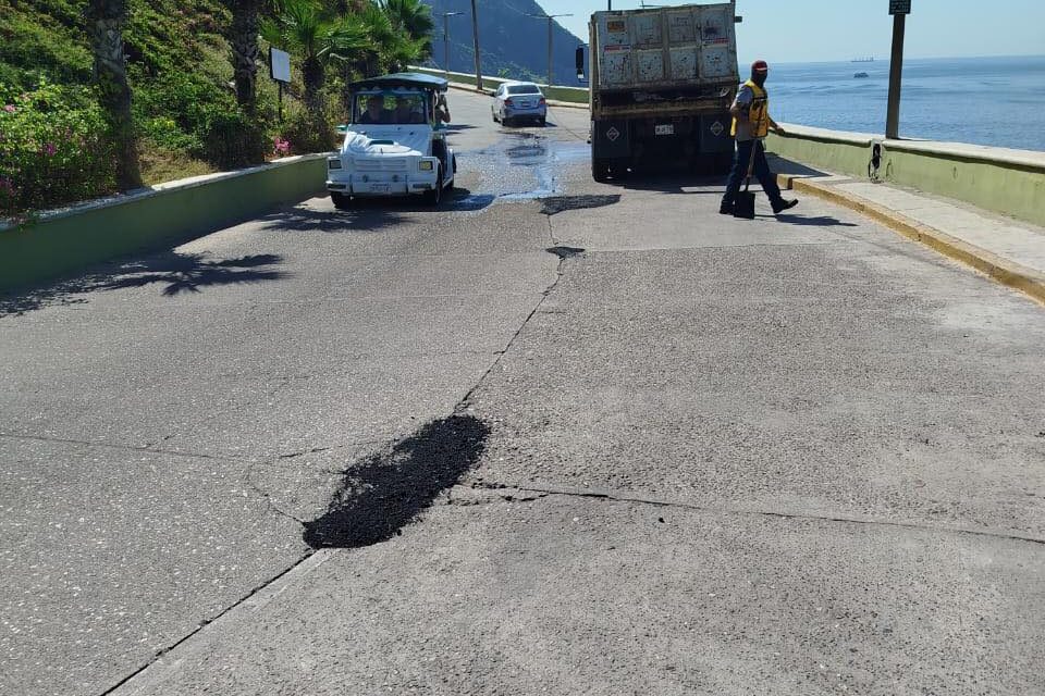 AVANZAN TRABAJOS DE BACHEO EN EL CENTRO DE MAZATLÁN