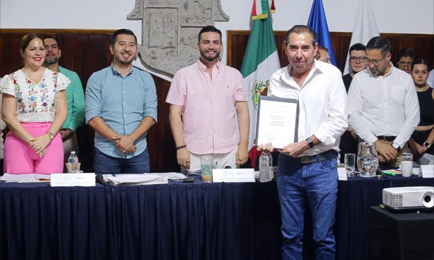 LUIS MUNGUÍA RECONOCE A VALLARTENSES DESTACADOS