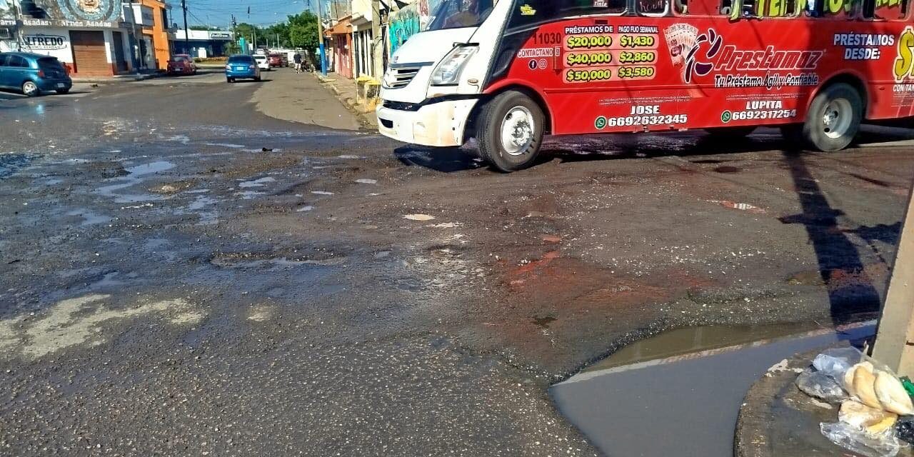 REPARAN BACHES EN CALLE ACUARIO DE FRACC. VILLA GALAXIA