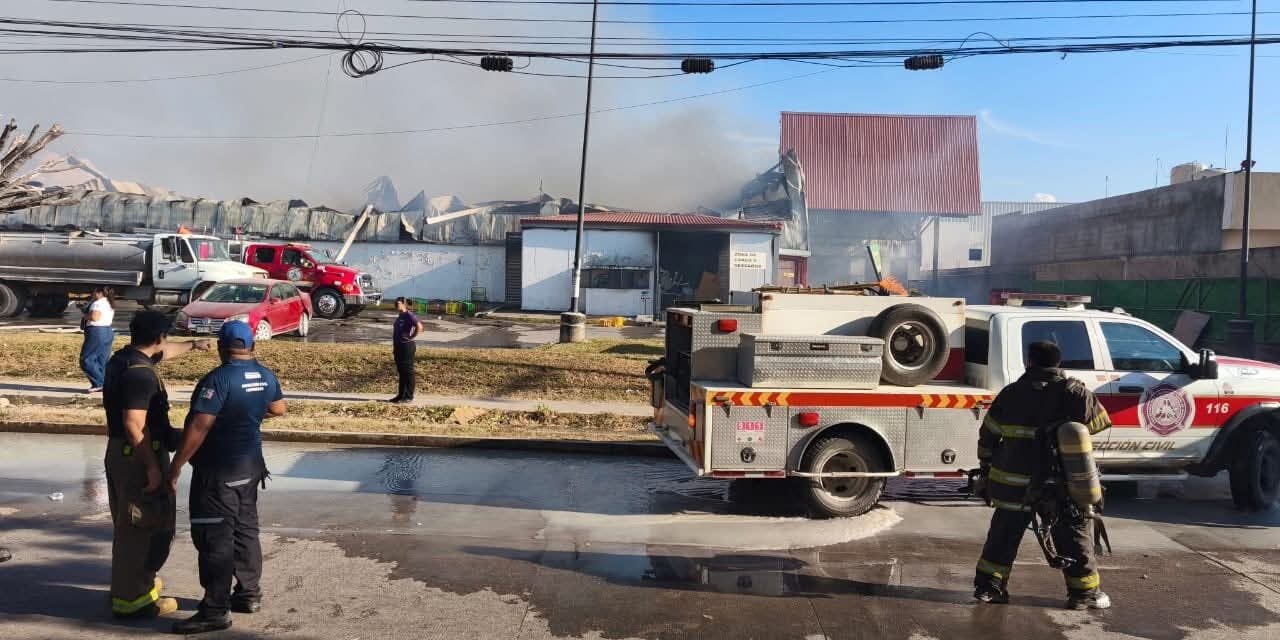 BAHÍA DE BANDERAS ENVÍA APOYO A PUERTO VALLARTA TRAS INCENDIO EN BODEGA AURRERA