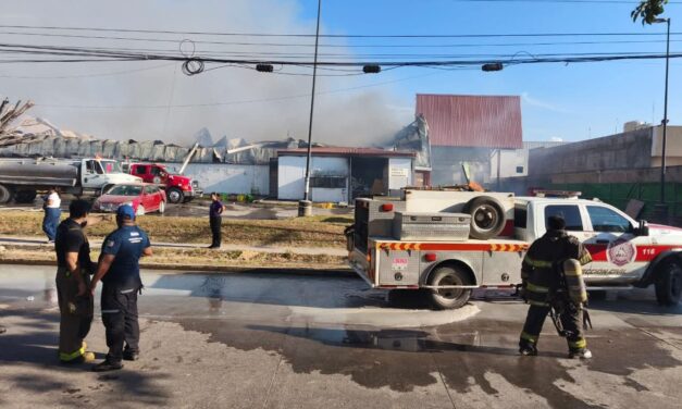 BAHÍA DE BANDERAS ENVÍA APOYO A PUERTO VALLARTA TRAS INCENDIO EN BODEGA AURRERA