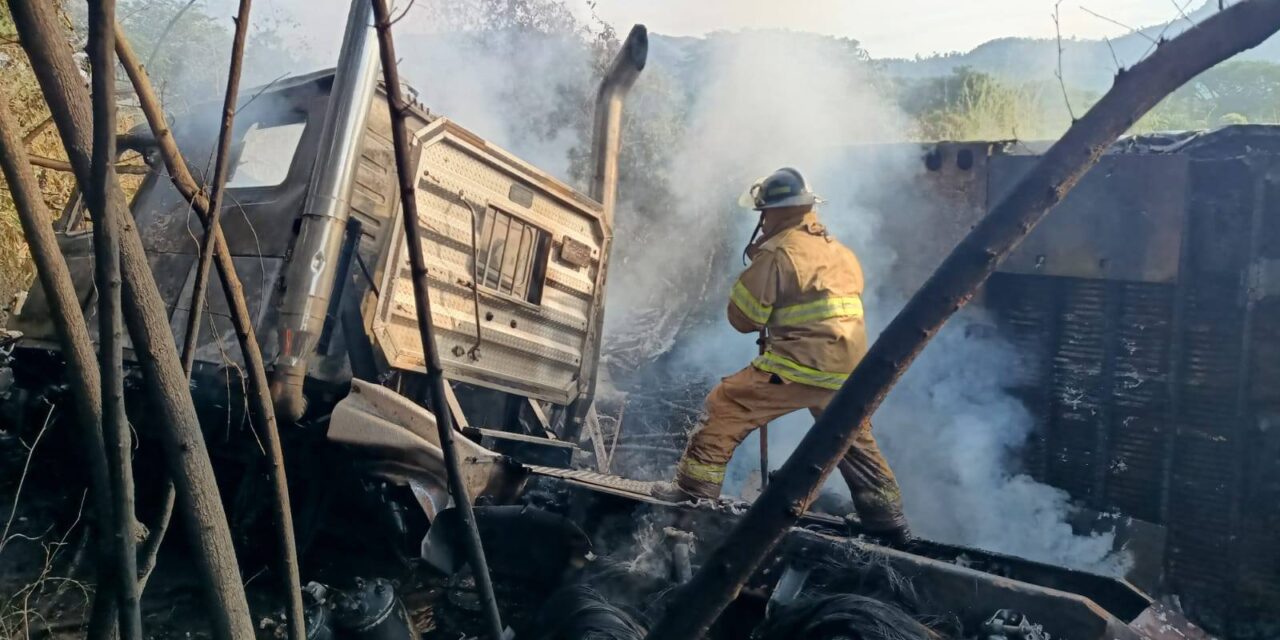 BOMBEROS ESTATALES SOFOCAN INCENDIO DE TRÁILER EN LA CARRETERA 15D