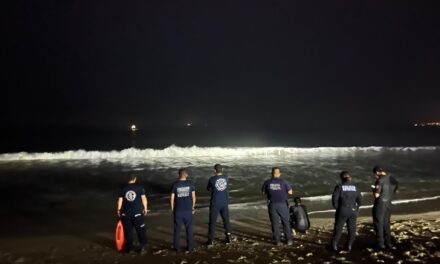 RESCATAN A TRES TRIPULANTES TRAS VOLCADURA DE EMBARCACIÓN EN BAHÍA DE BANDERAS
