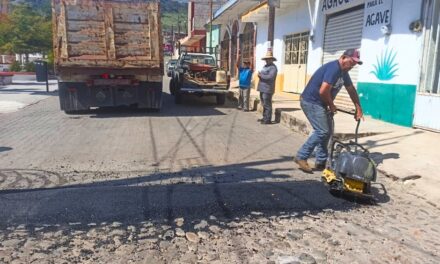 CONTINÚAN LOS TRABAJOS DE BACHEO EN TODO EL MUNICIPIO DE COMPOSTELA