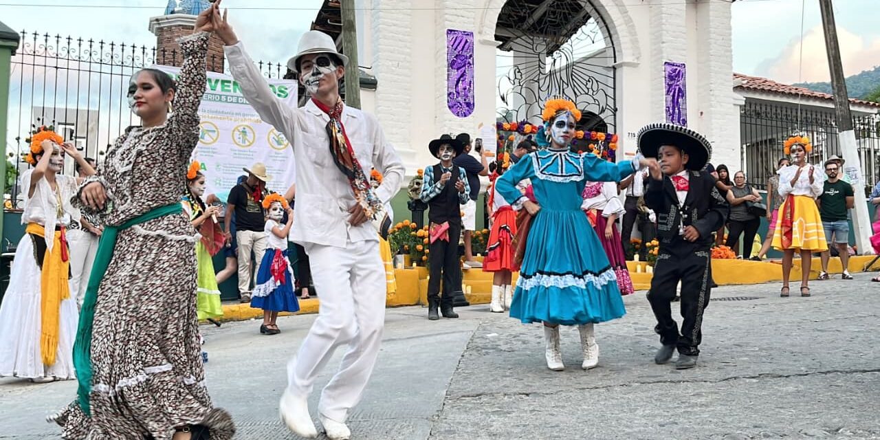 Inauguran murales en el Panteón 5 de Diciembre para celebrar el Día de Muertos