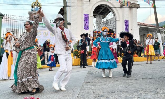 Inauguran murales en el Panteón 5 de Diciembre para celebrar el Día de Muertos