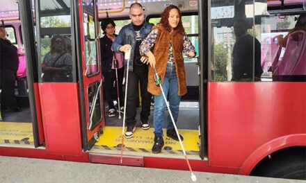 IMSS impulsa trato gentil y tecnología inclusiva para personas con discapacidad visual