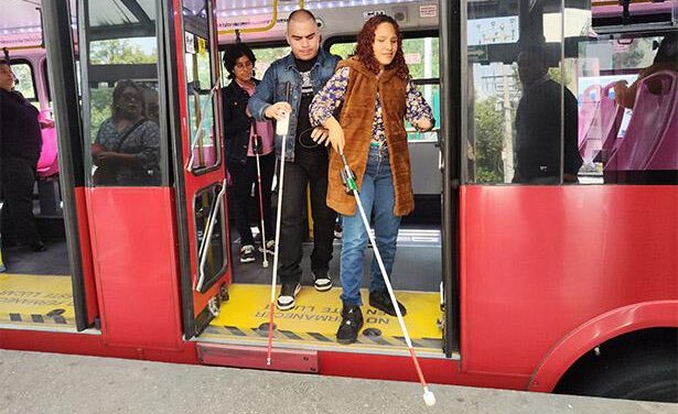 IMSS impulsa trato gentil y tecnología inclusiva para personas con discapacidad visual