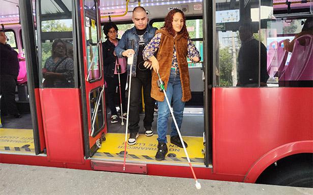 IMSS impulsa trato gentil y tecnología inclusiva para personas con discapacidad visual