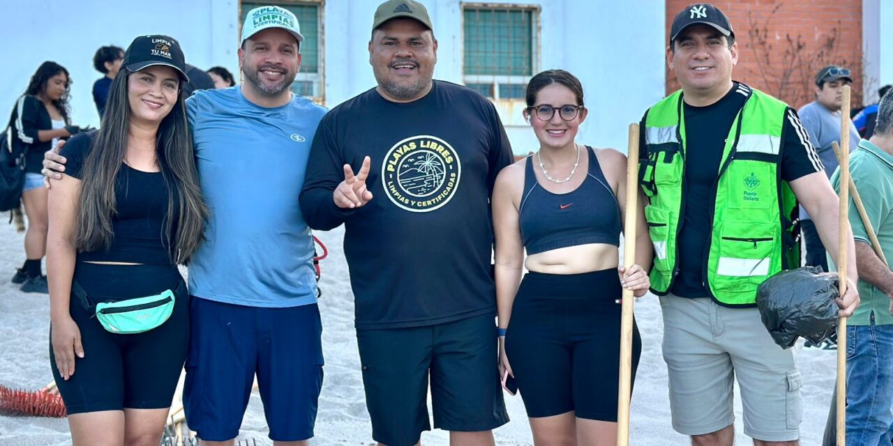 La comunidad de Puerto Vallarta se reúne para limpiar la Playa Camarones