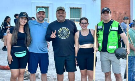La comunidad de Puerto Vallarta se reúne para limpiar la Playa Camarones