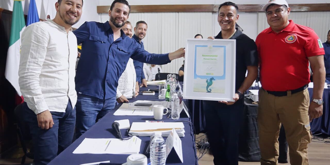 Ayuntamiento reconoce a Manuel García por su labor y aportaciones en favor de Puerto Vallarta
