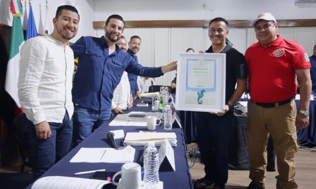 Ayuntamiento reconoce a Manuel García por su labor y aportaciones en favor de Puerto Vallarta