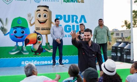 Munguía entrega tinacos en beneficio de 1200 habitantes