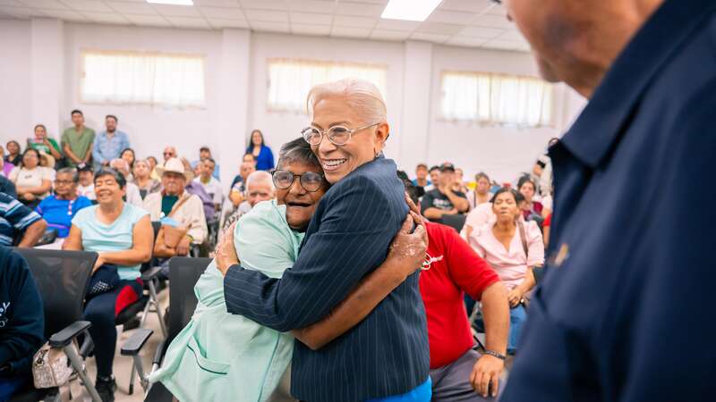 Beatriz Estrada y Miguel Ángel Navarro fortalecen la inclusión con la entrega de aparatos auditivos