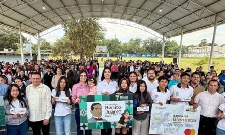 Entregan tarjetas de la Beca Universal a 964 estudiantes de Tepic