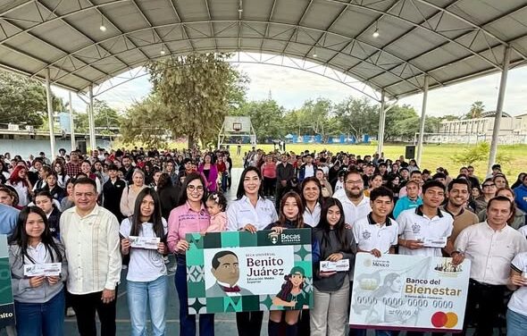 Entregan tarjetas de la Beca Universal a 964 estudiantes de Tepic