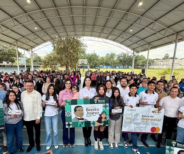 Entregan tarjetas de la Beca Universal a 964 estudiantes de Tepic