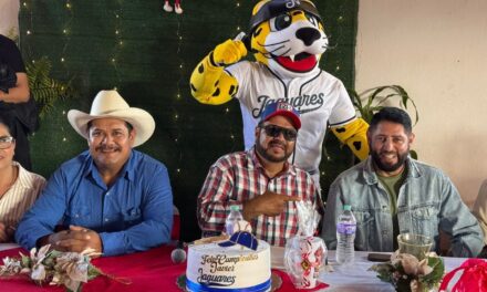Pancho Barraza celebra el festejo, junto al ‘Chango’ Javier Delgado