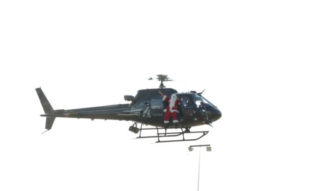 ¡Santa Claus llegó desde el cielo a La Lija!