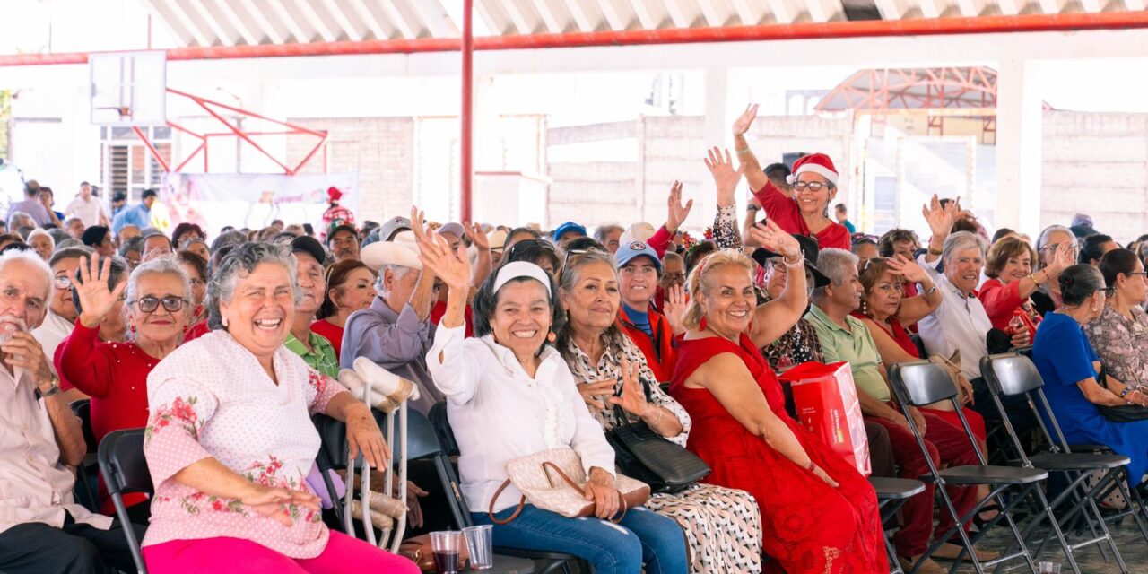 Acerca Beatriz Estrada la magia de la Navidad a clubes de la tercera edad