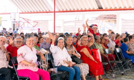 Acerca Beatriz Estrada la magia de la Navidad a clubes de la tercera edad