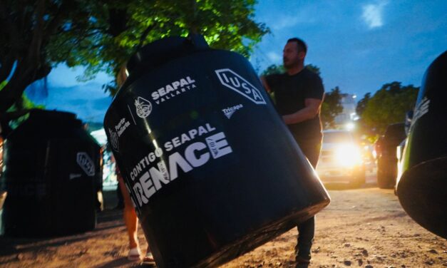 TINACOS DE SEAPAL LLEGAN A LA COLONIA INDEPENDENCIA