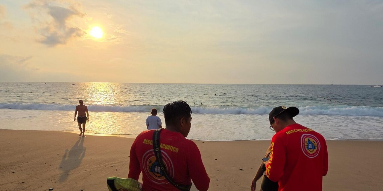 GUARDAVIDAS REALIZAN RESCATE ACUÁTICO Y SALVAN A MUJER EN LA PLAYA