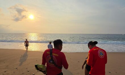 GUARDAVIDAS REALIZAN RESCATE ACUÁTICO Y SALVAN A MUJER EN LA PLAYA