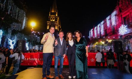 INAUGURAN PISTA DE HIELO EN GUADALAJARA