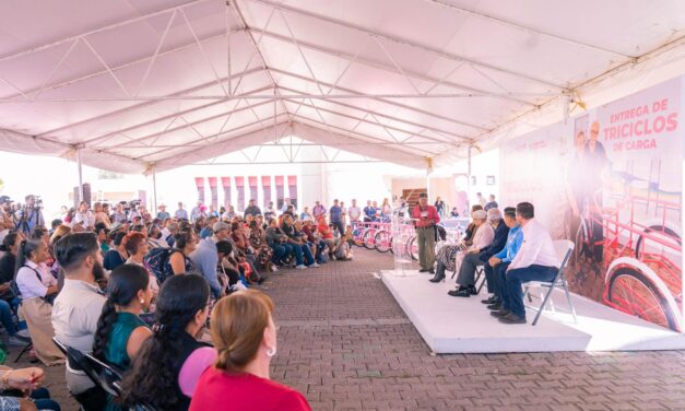 ENTREGAN TRICICLOS QUE IMPULSAN EL AUTOEMPLEO