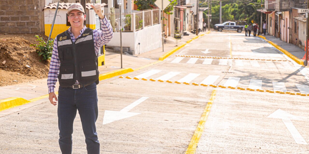 Inaugura Héctor Santana la Calle Laureles del Indio en Bucerías