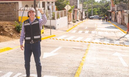 Inaugura Héctor Santana la Calle Laureles del Indio en Bucerías
