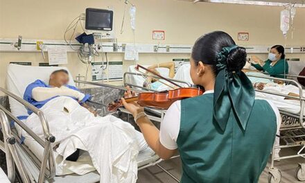 Enfermera de IMSS Morelos trasmite alegría a pacientes a través de la música