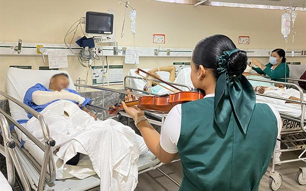 Enfermera de IMSS Morelos trasmite alegría a pacientes a través de la música