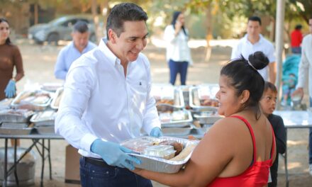 Héctor Santana entregó más de mil cenas navideñas a familias de Bahía de Banderas