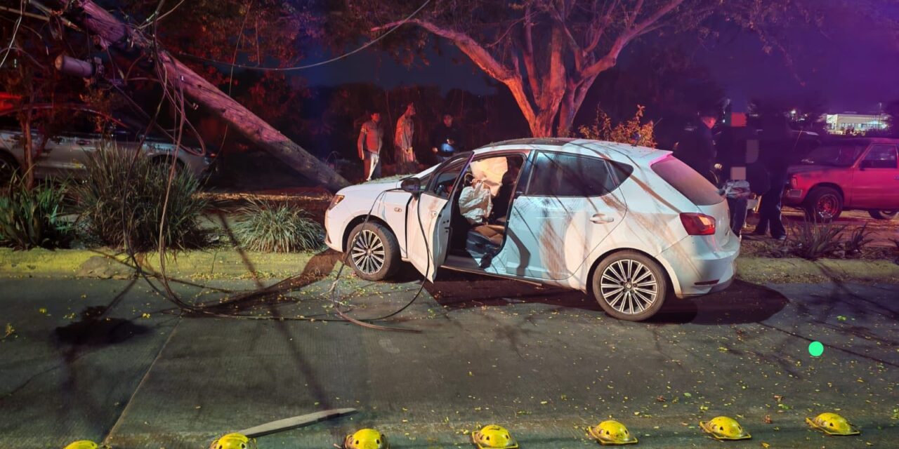 Atienden Bomberos Estatales hecho de tránsito en Tepic