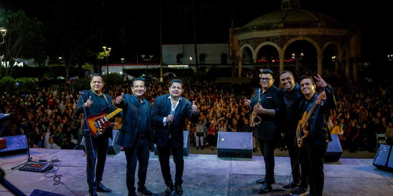 PLAZA PRINCIPAL DE COMPOSTELA VIBRÓ EN GRANDE CON NOCHE RETRO