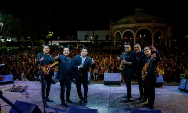 PLAZA PRINCIPAL DE COMPOSTELA VIBRÓ EN GRANDE CON NOCHE RETRO