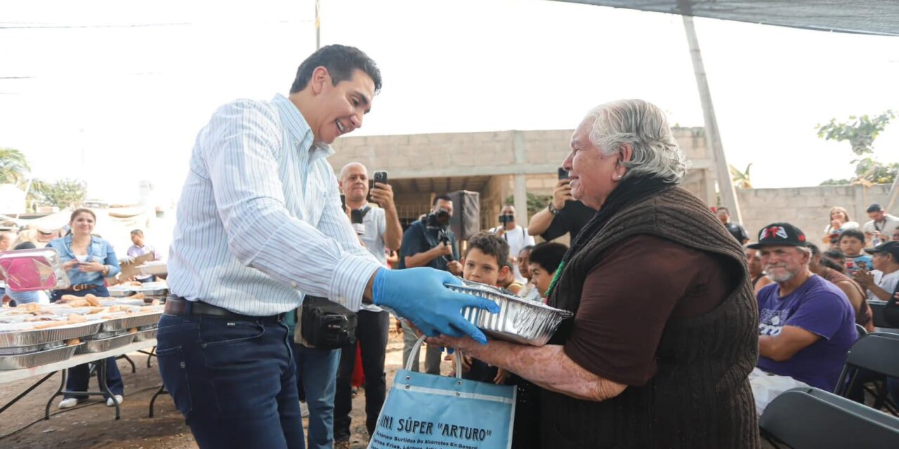 Héctor Santana entrega miles de Cenas de Fin de Año a familias de Bahía de Banderas