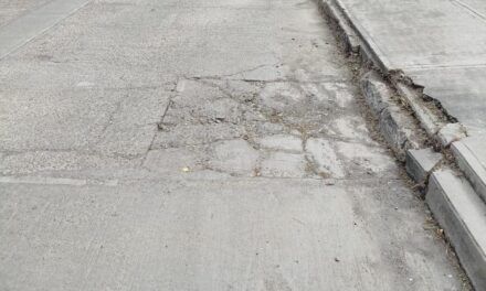 BACHEO EN CALLE AHUIZOTL PARA MEJORAR LA VIALIDAD