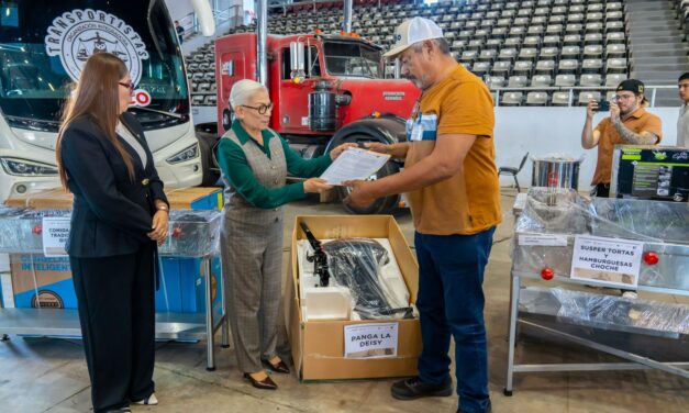 ENTREGA BEATRIZ ESTRADA APOYOS LABORALES QUE FORTALECEN EL INGRESO DE CIENTOS DE FAMILIAS