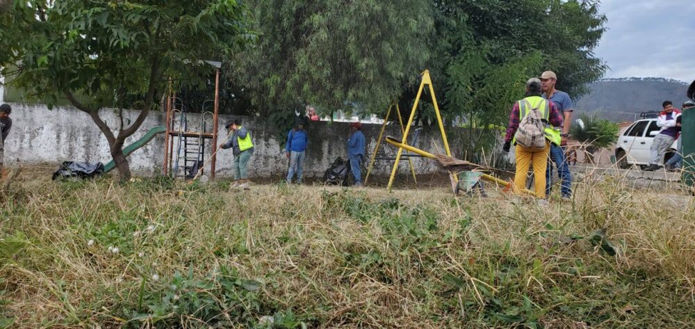 REALIZAN LIMPIEZA EN ÁREAS VERDES DE XALISCO