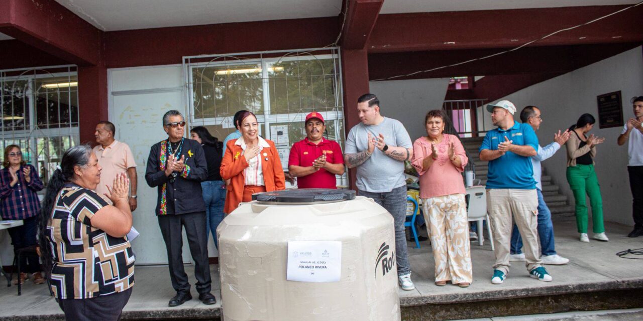 ENTREGAN TINACOS Y CISTERNAS A FAMILIAS DE XALISCO