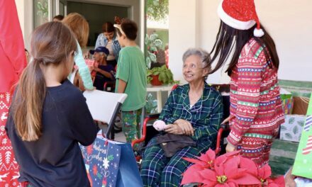 GRATITUD AL COLEGIO AMERICANO POR LLEVAR ESPERANZA A NUESTROS ADULTOS MAYORES