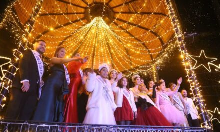 Llega la magia de la Navidad a Mazatlán con el encendido del pino navideño y la iluminación en la Plazuela Machado