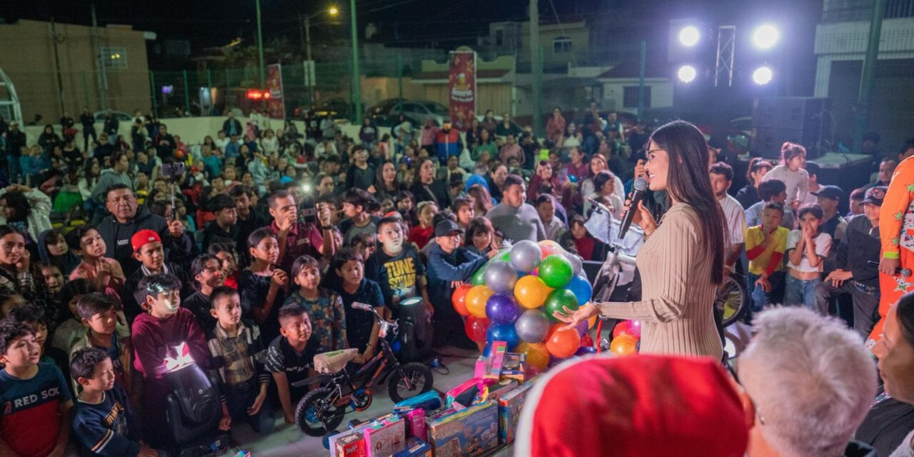 Geraldine lleva alegría con posada navideña al fraccionamiento Jacarandas
