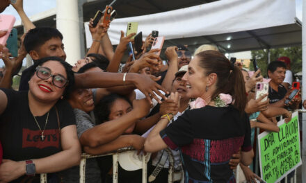En Coyuca de Benítez, Presidenta entrega tarjetas de la Pensión Mujeres Bienestar; más de 74 mil mujeres reciben este apoyo en Guerrero