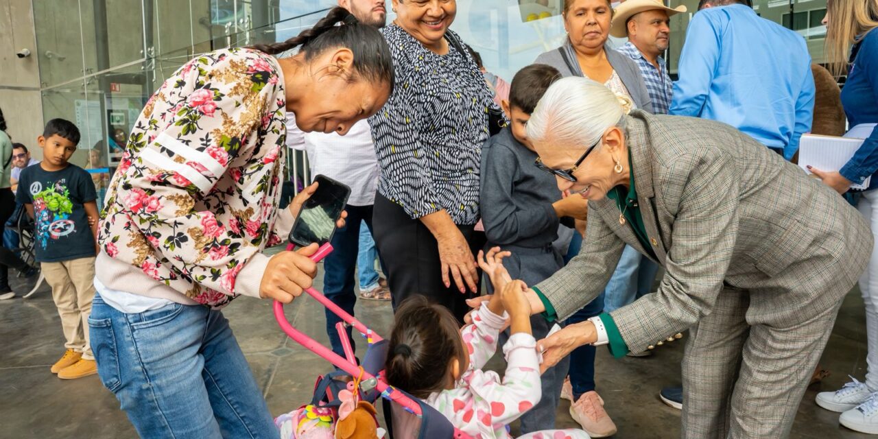 Familias agradecen a Beatriz Estrada por apoyos del programa Cuidando tu Bienestar